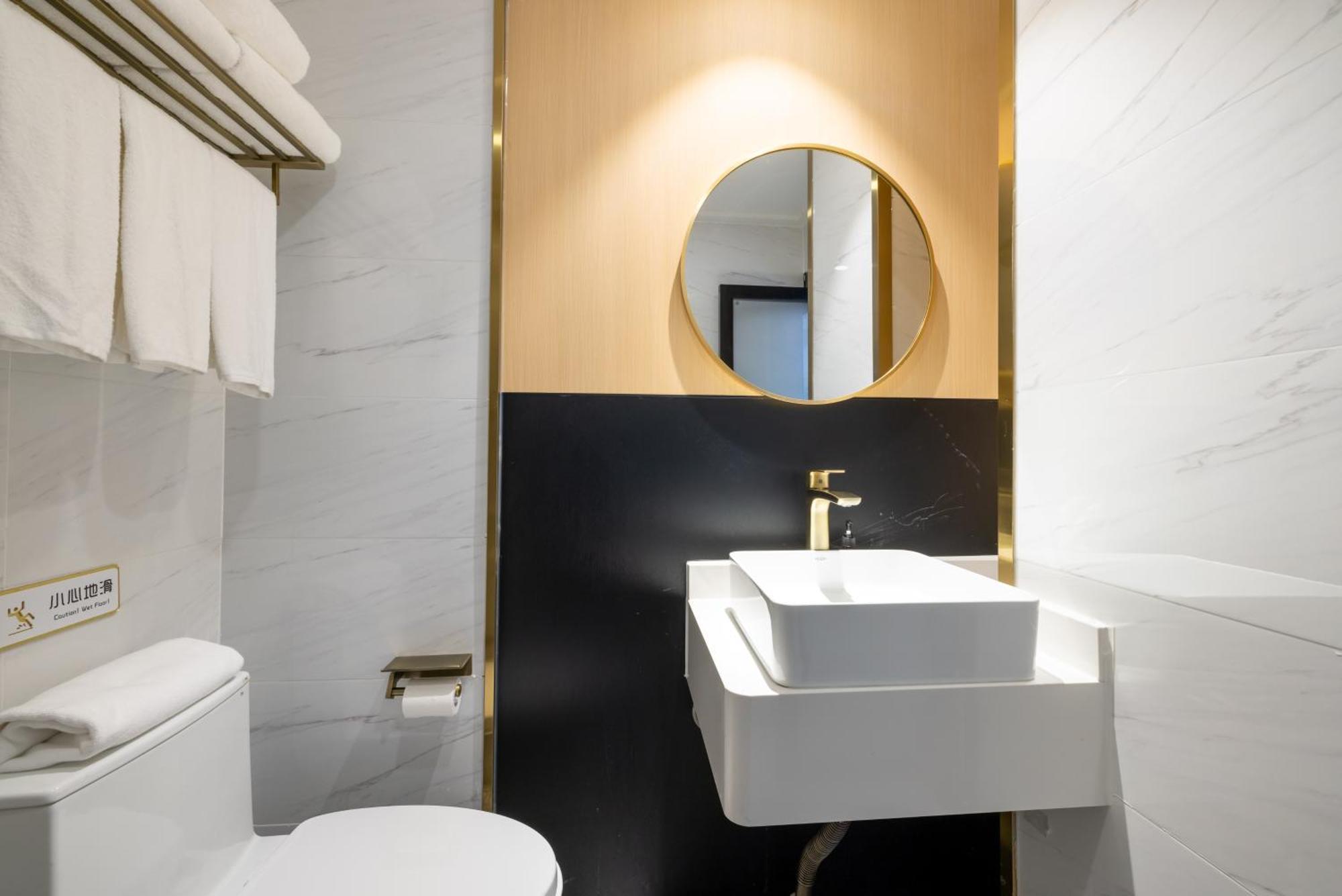 East Sacred Hotel--Very Near Beijing Tiananmen Square ,The Forbidden City,The Temple Of Heaven ,3 Minutes' Walk To Wangfujing Subway ,Located In The Center Of Beijing, Many Shopping Malls Around,Newly Renovated Hotel-Able To Receive Foreign Guests エクステリア 写真