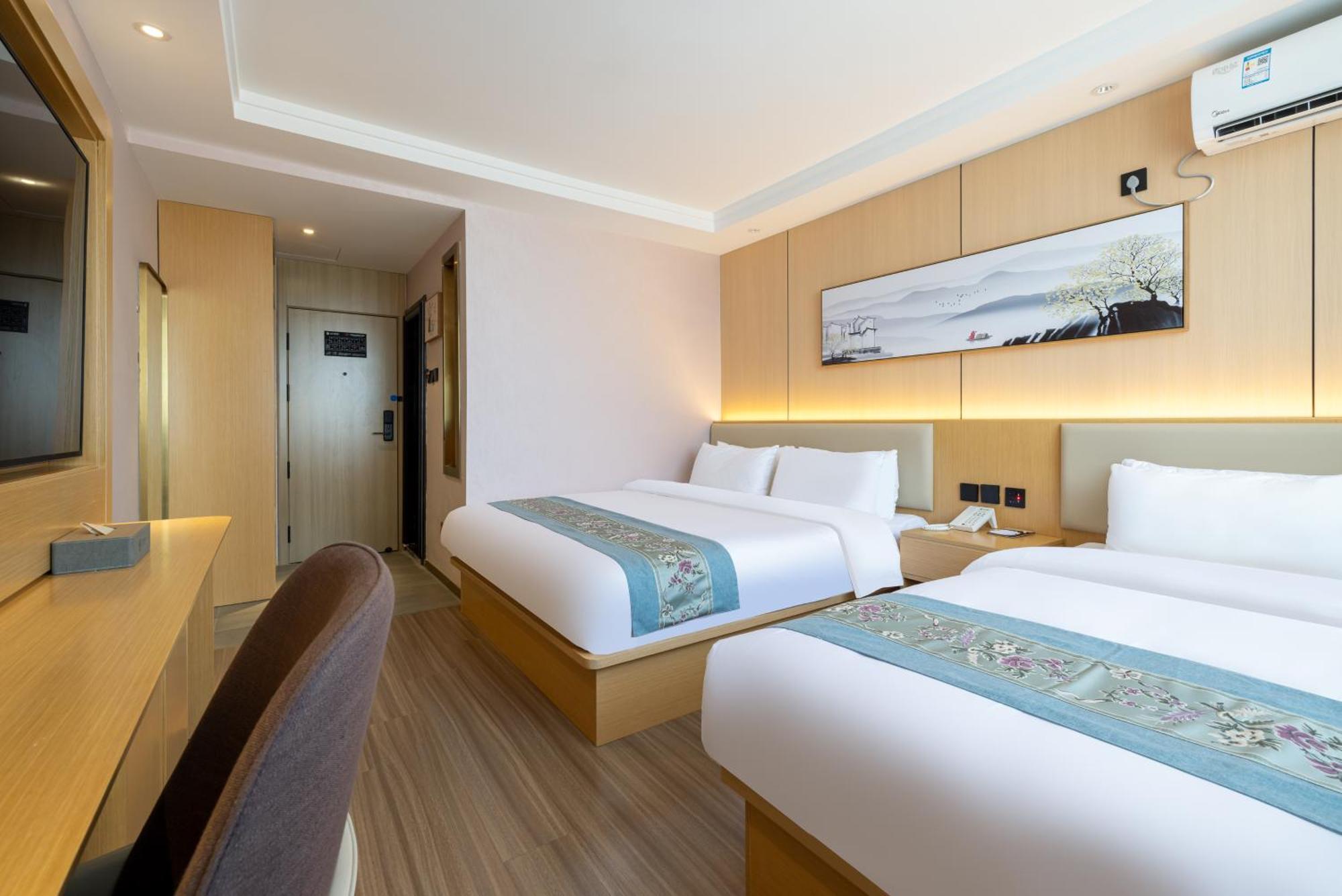 East Sacred Hotel--Very Near Beijing Tiananmen Square ,The Forbidden City,The Temple Of Heaven ,3 Minutes' Walk To Wangfujing Subway ,Located In The Center Of Beijing, Many Shopping Malls Around,Newly Renovated Hotel-Able To Receive Foreign Guests エクステリア 写真