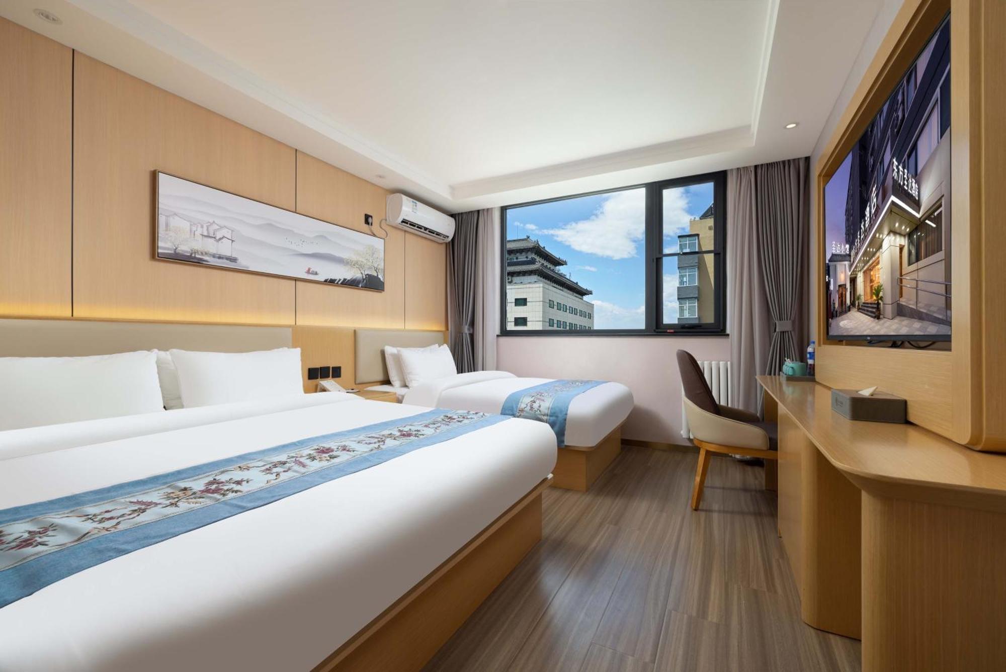 East Sacred Hotel--Very Near Beijing Tiananmen Square ,The Forbidden City,The Temple Of Heaven ,3 Minutes' Walk To Wangfujing Subway ,Located In The Center Of Beijing, Many Shopping Malls Around,Newly Renovated Hotel-Able To Receive Foreign Guests エクステリア 写真