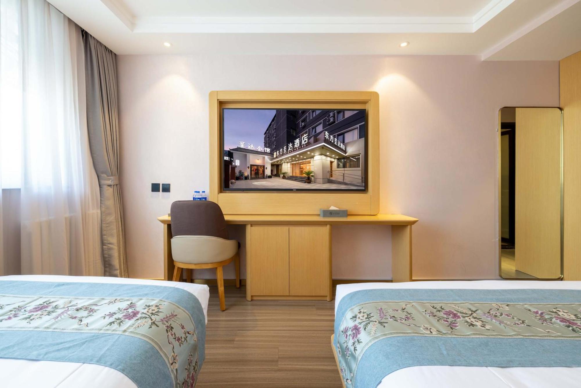 East Sacred Hotel--Very Near Beijing Tiananmen Square ,The Forbidden City,The Temple Of Heaven ,3 Minutes' Walk To Wangfujing Subway ,Located In The Center Of Beijing, Many Shopping Malls Around,Newly Renovated Hotel-Able To Receive Foreign Guests エクステリア 写真